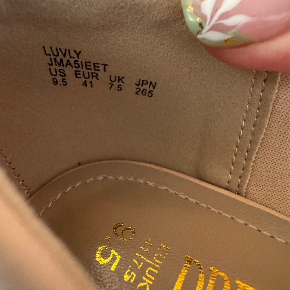 Dream Pairs Comfy Round Tor Low Heel Pumps - Nude/Nubuck - sz 9.5 - New in Box